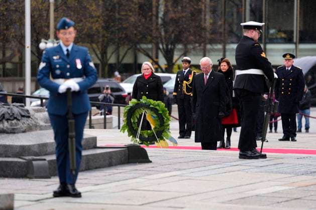 November 18, 2025, Ottawa, On, CANADA: Sweden s King Carl XVI Gustaf participates in a wreath laying at the Tomb of the Unknown Soldier at the National War Memorial during a visit in Ottawa, on Tuesday, Nov. 18, 2025. Ottawa CANADA  - ZUMAc35_ 20251118_zaf_c35_039 Copyright: xJustinxTangx