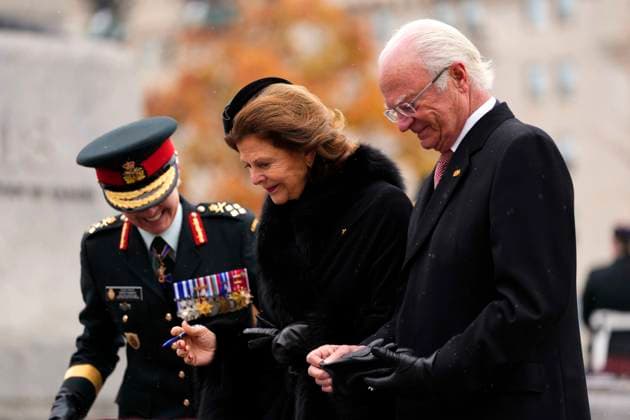November 18, 2025, Ottawa, On, CANADA: Gen. Jennie Carignan,Ã‚ left, ChiefÃ‚ ofÃ‚ theÃ‚ DefenceÃ‚ Staff, guides Sweden s King Carl XVI Gustaf, centre, and Queen Silvia to a signing after a wreath laying at the Tomb of the Unknown Soldier at the National War Memorial during a visit in Ottawa, on Tuesday, Nov. 18, 2025. Ottawa CANADA  - ZUMAc35_ 20251118_zaf_c35_040 Copyright: xJustinxTangx