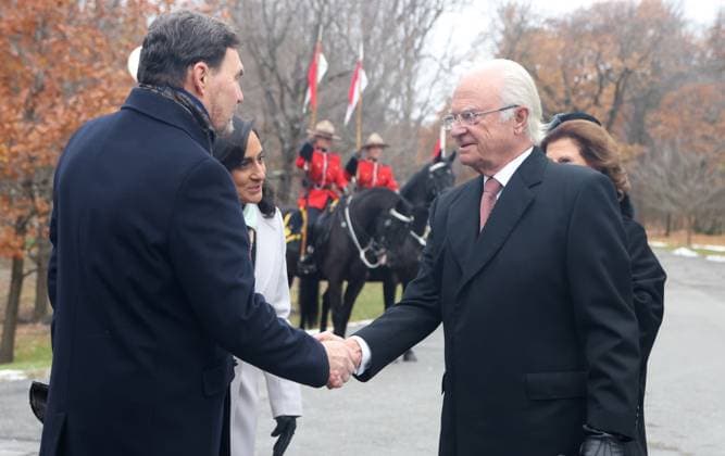 November 18, 2025, Ottawa, On, CANADA: Sweden s King Carl Gustaf is greeted by Deputy of the Governor General and Chief Justice of Canada Richard Wagner, and Foreign Affairs Minister Anita Anand, at a welcoming ceremony at Rideau Hall in Ottawa, Tuesday, Nov. 18, 2025. Ottawa CANADA  - ZUMAc35_ 20251118_zaf_c35_061 Copyright: xPatrickxDoylex
