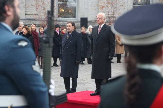 November 18, 2025, Ottawa, On, CANADA: Sweden s King Carl Gustaf and Deputy of the Governor General and Chief Justice of Canada Richard Wagner take part in a welcoming ceremony at Rideau Hall in Ottawa, Tuesday, Nov. 18, 2025. Ottawa CANADA  - ZUMAc35_ 20251118_zaf_c35_062 Copyright: xPatrickxDoylex