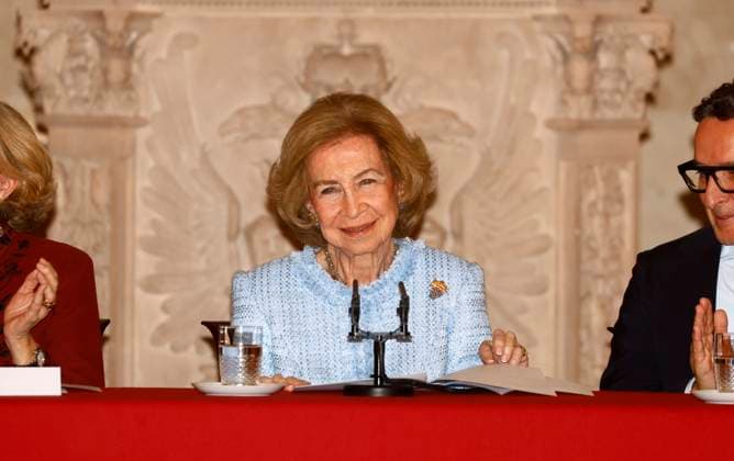Queen Sofia presents the XXXIV edition of the Queen Sofia Prize for Ibero-American Poetry Queen Sofia during the presentation of the Queen Sofia Prize for Ibero-American Poetry to Luis Alberto de Cuenca at the Royal Palace, on November 18, 2025, in Madrid Spain Queen Sofia presents, at the Royal Palace in Madrid, the XXXIV edition of the Queen Sofia Prize for Ibero-American Poetry jointly organized by Patrimonio Nacional and the University of Salamanca since 1992, the XXXIV Edition of the Queen Sofia Prize for Ibero-American Poetry, jointly organized by Patrimonio Nacional and the University of Salamanca since 1992 The jury has awarded the literary career of De Cuenca for showing a deep literary erudition and a style that moves between phi  Copyright: xJosexVelascox 7109457