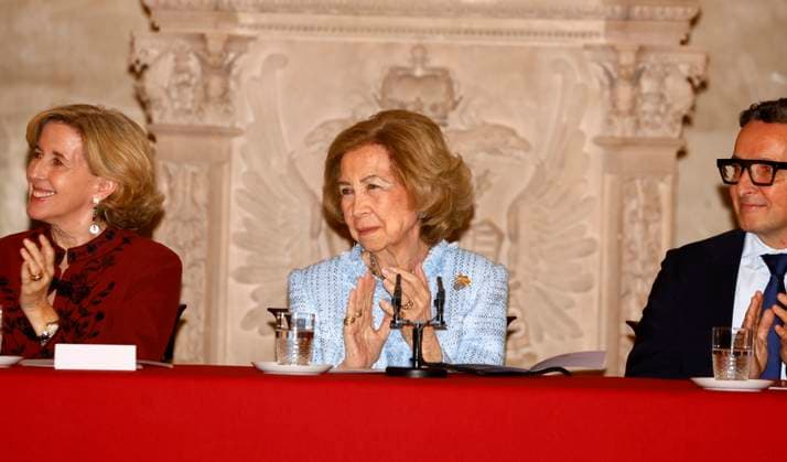 Queen Sofia presents the XXXIV edition of the Queen Sofia Prize for Ibero-American Poetry Queen Sofia during the presentation of the Queen Sofia Prize for Ibero-American Poetry to Luis Alberto de Cuenca at the Royal Palace, on November 18, 2025, in Madrid Spain Queen Sofia presents, at the Royal Palace in Madrid, the XXXIV edition of the Queen Sofia Prize for Ibero-American Poetry jointly organized by Patrimonio Nacional and the University of Salamanca since 1992, the XXXIV Edition of the Queen Sofia Prize for Ibero-American Poetry, jointly organized by Patrimonio Nacional and the University of Salamanca since 1992 The jury has awarded the literary career of De Cuenca for showing a deep literary erudition and a style that moves between phi  Copyright: xJosexVelascox 7109468