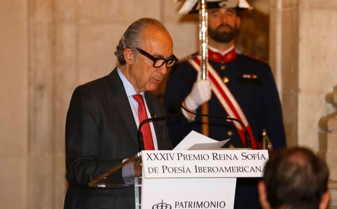 Queen Sofia presents the XXXIV edition of the Queen Sofia Prize for Ibero-American Poetry Luis Alberto de Cuenca during the presentation of the Queen Sofia Prize for Ibero-American Poetry, on November 18, 2025, in Madrid Spain Queen Sofia presents, at the Royal Palace in Madrid, the XXXIV edition of the Queen Sofia Prize for Ibero-American Poetry jointly organized by Patrimonio Nacional and the University of Salamanca since 1992, the XXXIV Edition of the Queen Sofia Prize for Ibero-American Poetry jointly organized by Patrimonio Nacional and the University of Salamanca since 1992 The jury has awarded De Cuencas literary career for showing a deep literary erudition and a style that moves between philosophical reflection, the exploration of  Copyright: xJosexVelascox 7109551