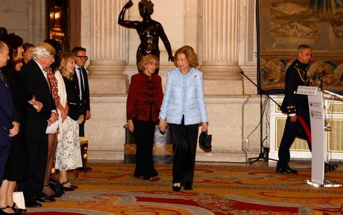 Queen Sofia presents the XXXIV edition of the Queen Sofia Prize for Ibero-American Poetry Queen Sofia during the presentation of the Queen Sofia Prize for Ibero-American Poetry to Luis Alberto de Cuenca at the Royal Palace, on November 18, 2025, in Madrid Spain Queen Sofia presents, at the Royal Palace in Madrid, the XXXIV edition of the Queen Sofia Prize for Ibero-American Poetry jointly organized by Patrimonio Nacional and the University of Salamanca since 1992, the XXXIV Edition of the Queen Sofia Prize for Ibero-American Poetry, jointly organized by Patrimonio Nacional and the University of Salamanca since 1992 The jury has awarded De Cuencas literary career for showing a profound literary erudition and a style that moves between philo  Copyright: xJosexVelascox 7109460