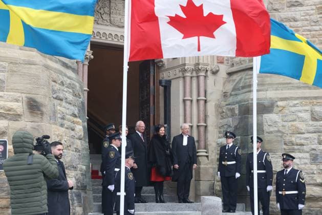 November 18, 2025, Ottawa, On, CANADA: Sweden s King Carl Gustaf and Queen Silvia pose for a photo as they arrive on Parliament Hill in Ottawa, Tuesday, Nov. 18, 2025. Ottawa CANADA  - ZUMAc35_ 20251118_zaf_c35_069 Copyright: xPatrickxDoylex