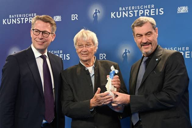 Gerhard POLT cabaret artist receives the honorary award from Markus SOEDER Bavarian State Premier and CSU Chairman, right, left Markus BLUME CSU, Bavarian State Minister for Science and Art Bavarian Art Award 2025 on 18 11 2025 at the Bergson Kunstkraftwerk in Munich