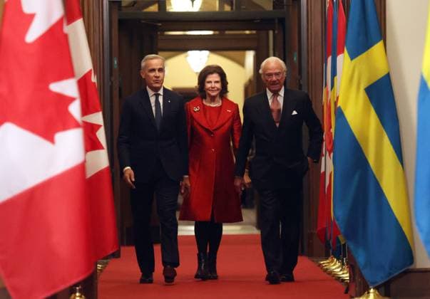November 18, 2025, Ottawa, On, CANADA: Prime Minister Mark Carney, Sweden s King Carl Gustaf and Queen Silvia arrive at a welcoming ceremony on Parliament Hill in Ottawa, Tuesday, Nov. 18, 2025. Ottawa CANADA  - ZUMAc35_ 20251118_zaf_c35_077 Copyright: xPatrickxDoylex