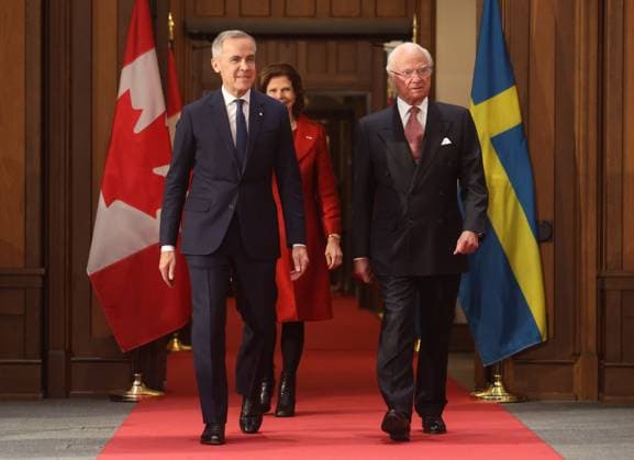 November 18, 2025, Ottawa, On, CANADA: Prime Minister Mark Carney, Sweden s King Carl Gustaf and Queen Silvia arrive at a welcoming ceremony on Parliament Hill in Ottawa, Tuesday, Nov. 18, 2025. Ottawa CANADA  - ZUMAc35_ 20251118_zaf_c35_079 Copyright: xPatrickxDoylex