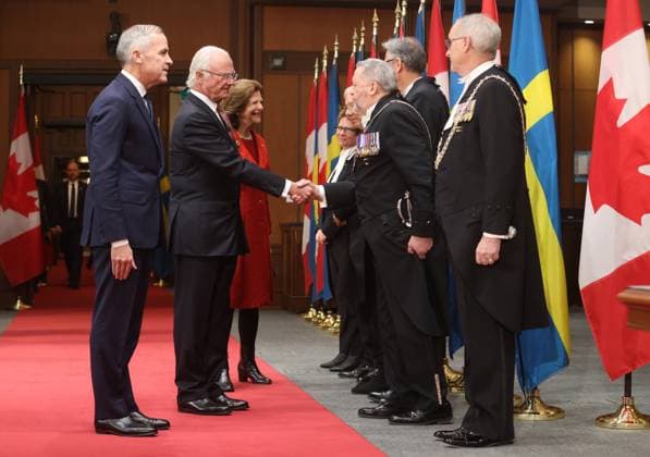 November 18, 2025, Ottawa, On, CANADA: Prime Minister Mark Carney, Sweden s King Carl Gustaf and Queen Silvia greet Usher of the Black Rod Greg Peters at a welcoming ceremony on Parliament Hill in Ottawa, Tuesday, Nov. 18, 2025. Ottawa CANADA  - ZUMAc35_ 20251118_zaf_c35_080 Copyright: xPatrickxDoylex