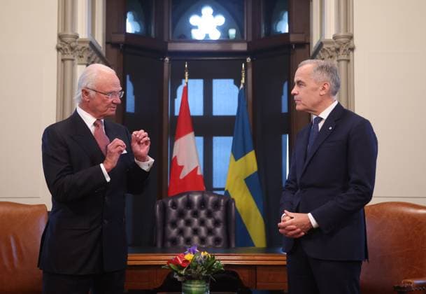 November 18, 2025, Ottawa, On, CANADA: Prime Minister Mark Carney and Sweden s King Carl Gustaf speak before a meeting in the Prime Minister s office on Parliament Hill in Ottawa, Tuesday, Nov. 18, 2025. Ottawa CANADA  - ZUMAc35_ 20251118_zaf_c35_082 Copyright: xPatrickxDoylex