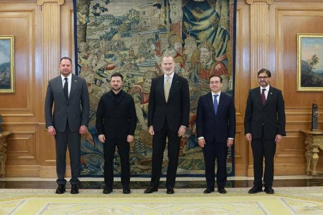 Volodymyr Zelenskyy - King Felipe VI meeting in Spain MADRID, SPAIN - NOVEMBER 18: (----EDITORIAL USE ONLY - MANDATORY CREDIT - UKRAINIAN PRESIDENCY HANDOUT - NO MARKETING NO ADVERTISING CAMPAIGNS - DISTRIBUTED AS A SERVICE TO CLIENTS----) President of Ukraine Volodymyr Zelenskyy (2nd L) meets with King Felipe VI (C) of Spain at the Royal Residence of Zarzuela on the outskirts of Madrid, Spain on November 18, 2025. Ukranian Presidency Handout Anadolu Madrid Spain. Editorial use only. Please get in touch for any other usage.  Copyright: x2025xAnadoluxUkranianxPresidencyx xHandoutx