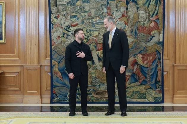 Volodymyr Zelenskyy - King Felipe VI meeting in Spain MADRID, SPAIN - NOVEMBER 18: (----EDITORIAL USE ONLY - MANDATORY CREDIT - UKRAINIAN PRESIDENCY HANDOUT - NO MARKETING NO ADVERTISING CAMPAIGNS - DISTRIBUTED AS A SERVICE TO CLIENTS----) President of Ukraine Volodymyr Zelenskyy (L) meets with King Felipe VI (R) of Spain at the Royal Residence of Zarzuela on the outskirts of Madrid, Spain on November 18, 2025. Ukranian Presidency Handout Anadolu Madrid Spain. Editorial use only. Please get in touch for any other usage.  Copyright: x2025xAnadoluxUkranianxPresidencyx xHandoutx