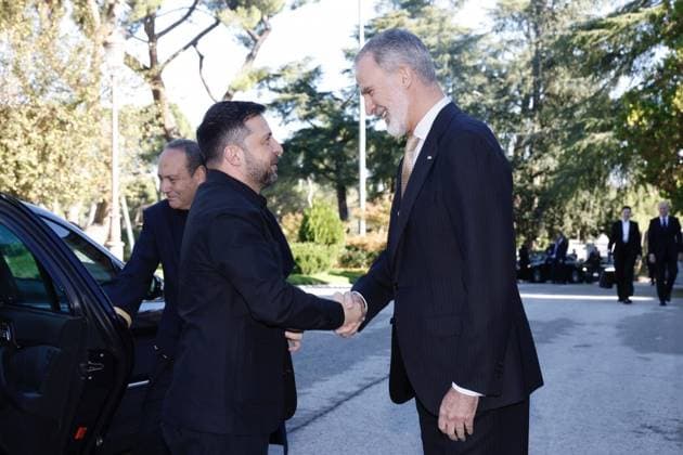 Volodymyr Zelenskyy - King Felipe VI meeting in Spain MADRID, SPAIN - NOVEMBER 18: (----EDITORIAL USE ONLY - MANDATORY CREDIT - UKRAINIAN PRESIDENCY HANDOUT - NO MARKETING NO ADVERTISING CAMPAIGNS - DISTRIBUTED AS A SERVICE TO CLIENTS----) President of Ukraine Volodymyr Zelenskyy (L) meets with King Felipe VI (R) of Spain at the Royal Residence of Zarzuela on the outskirts of Madrid, Spain on November 18, 2025. Ukranian Presidency Handout Anadolu Madrid Spain. Editorial use only. Please get in touch for any other usage.  Copyright: x2025xAnadoluxUkranianxPresidencyx xHandoutx