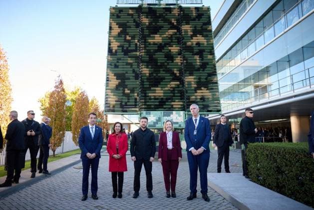 Volodymyr Zelenskyy - King Felipe VI meeting in Spain MADRID, SPAIN - NOVEMBER 18: (----EDITORIAL USE ONLY - MANDATORY CREDIT - UKRAINIAN PRESIDENCY HANDOUT - NO MARKETING NO ADVERTISING CAMPAIGNS - DISTRIBUTED AS A SERVICE TO CLIENTS----) President of Ukraine Volodymyr Zelenskyy (C) takes part in a Spanish-Ukrainian technology meeting dedicated to expanding defense cooperation at the facilities of the Indra Group with the participation of Spain’s Minister of Defense Margarita Robles (2nd L), in Madrid, Spain on November 18, 2025. Ukranian Presidency Handout Anadolu Madrid Spain. Editorial use only. Please get in touch for any other usage.  Copyright: x2025xAnadoluxUkranianxPresidencyx xHandoutx