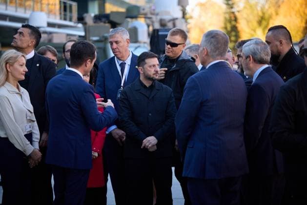 Volodymyr Zelenskyy - King Felipe VI meeting in Spain MADRID, SPAIN - NOVEMBER 18: (----EDITORIAL USE ONLY - MANDATORY CREDIT - UKRAINIAN PRESIDENCY HANDOUT - NO MARKETING NO ADVERTISING CAMPAIGNS - DISTRIBUTED AS A SERVICE TO CLIENTS----) President of Ukraine Volodymyr Zelenskyy (C) takes part in a Spanish-Ukrainian technology meeting dedicated to expanding defense cooperation at the facilities of the Indra Group with the participation of Spain’s Minister of Defense Margarita Robles, in Madrid, Spain on November 18, 2025. Ukranian Presidency Handout Anadolu Madrid Spain. Editorial use only. Please get in touch for any other usage.  Copyright: x2025xAnadoluxUkranianxPresidencyx xHandoutx