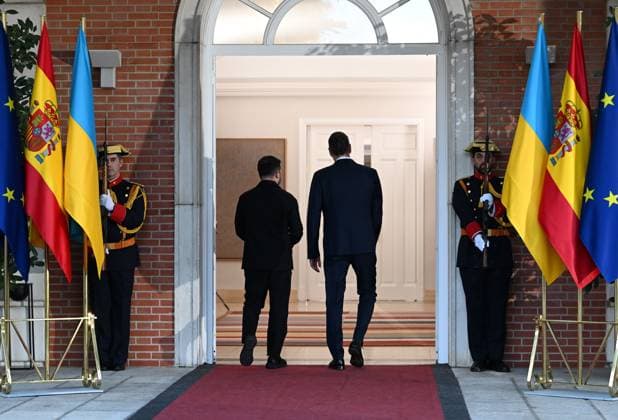 (251118) -- MADRID, Nov. 18, 2025 -- Spanish Prime Minister Pedro Sanchez (R) and visiting Ukrainian President Volodymyr Zelensky walk into La Moncloa Palace for their meeting in Madrid, Spain, Nov. 18, 2025. ) SPAIN-MADRID-UKRAIN-VISIT ChengxMin 