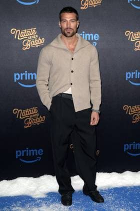 Mc Rome 18 11 2025 red carpet movie ˜Christmas without Santa Claus™ photo Mario Cartelli Image in photo Simone Susinna