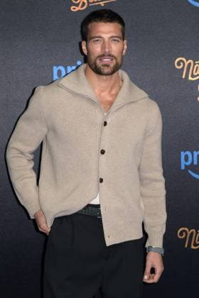 Mc Rome 18 11 2025 red carpet movie ˜Christmas without Santa Claus™ photo Mario Cartelli Image in photo Simone Susinna