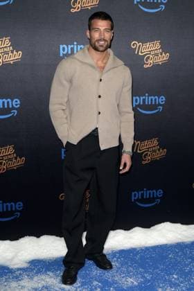 Mc Rome 18 11 2025 red carpet movie ˜Christmas without Santa Claus™ photo Mario Cartelli Image in photo Simone Susinna