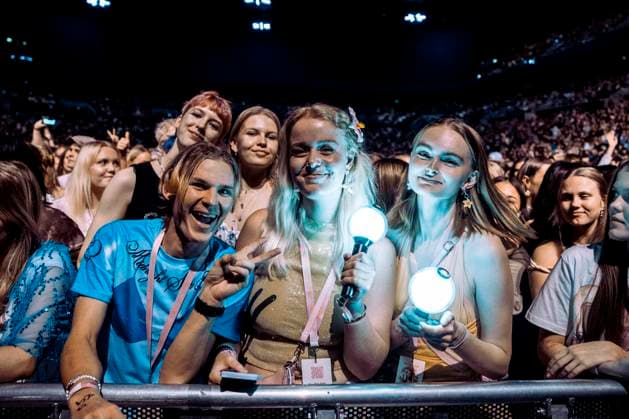Zara Larsson live in Copenhagen, Denmark Copenhagen, Denmark. 18h, November 2025. Concert goers seen at a live concert with the Swedish singer Zara Larsson at Royal Arean in Copenhagen. Denmark, Copenhagen  Copyright: xGonzalesxPhoto LassexLagonix
