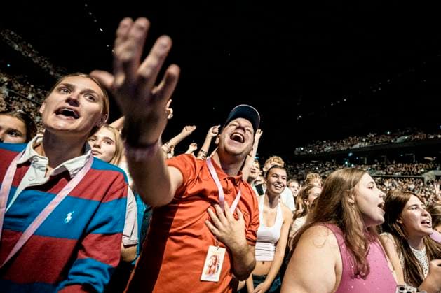 Zara Larsson live in Copenhagen, Denmark Copenhagen, Denmark. 18h, November 2025. Concert goers seen at a live concert with the Swedish singer Zara Larsson at Royal Arean in Copenhagen. Denmark, Copenhagen  Copyright: xGonzalesxPhoto LassexLagonix