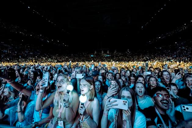 Zara Larsson live in Copenhagen, Denmark Copenhagen, Denmark. 18h, November 2025. Concert goers seen at a live concert with the Swedish singer Zara Larsson at Royal Arean in Copenhagen. Denmark, Copenhagen  Copyright: xGonzalesxPhoto LassexLagonix