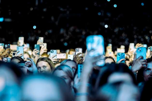 Entertainment Bilder des Tages Zara Larsson live in Copenhagen, Denmark Copenhagen, Denmark. 18h, November 2025. Concert goers seen at a live concert with the Swedish singer Zara Larsson at Royal Arean in Copenhagen. Denmark, Copenhagen  Copyright: xGonzalesxPhoto LassexLagonix