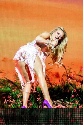Zara Larsson live in Copenhagen, Denmark Copenhagen, Denmark. 18h, November 2025. The Swedish singer Zara Larsson performs a live concert at Royal Arean in Copenhagen. Denmark, Copenhagen  Copyright: xGonzalesxPhoto LassexLagonix