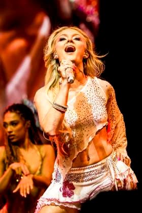 Zara Larsson live in Copenhagen, Denmark Copenhagen, Denmark. 18h, November 2025. The Swedish singer Zara Larsson performs a live concert at Royal Arean in Copenhagen. Denmark, Copenhagen  Copyright: xGonzalesxPhoto LassexLagonix