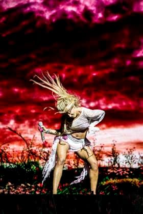 Zara Larsson live in Copenhagen, Denmark Copenhagen, Denmark. 18h, November 2025. The Swedish singer Zara Larsson performs a live concert at Royal Arean in Copenhagen. Denmark, Copenhagen  Copyright: xGonzalesxPhoto LassexLagonix