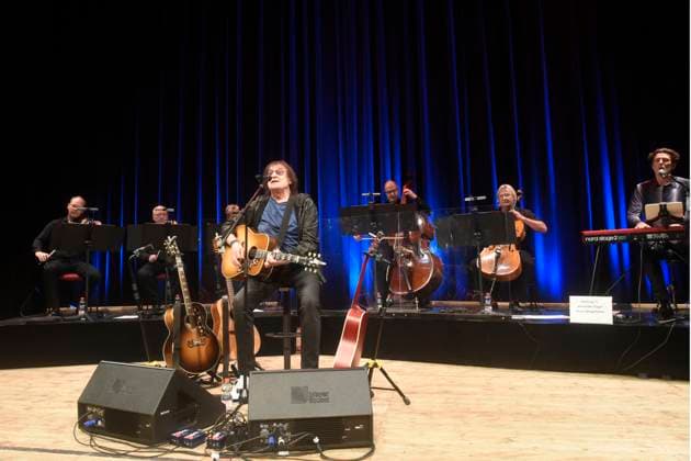 Dieter Birr born on March 18, 1944 in Köslin Pommern at his concert with the Landstreicher in the Berlin Admiralspalast playing their instruments in the background The Landstreicher are Lothar Weiche viola , AndrÃ Witzmann violin , Markus Däunert violin covered by machine , Martin Schaal double bass , Matthias Wagner violoncello and Marcus Gorstein