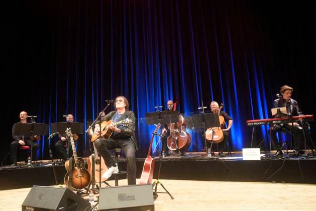 Dieter Birr born on March 18, 1944 in Köslin Pommern at his concert with the Landstreicher in the Berlin Admiralspalast playing their instruments in the background The Landstreicher are Lothar Weiche viola , AndrÃ Witzmann violin , Markus Däunert violin covered by machine , Martin Schaal double bass , Matthias Wagner violoncello and Marcus Gorstein