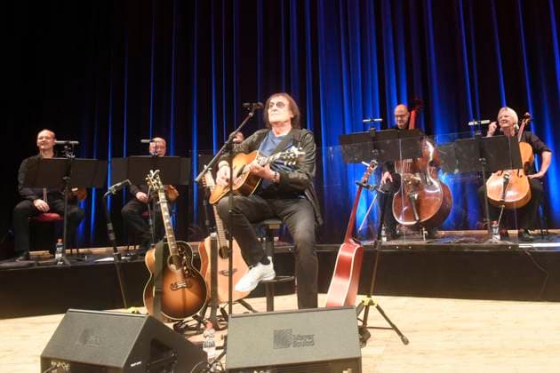 Dieter Birr born on March 18, 1944 in Köslin Pommern at his concert with the Landstreicher in the Berlin Admiralspalast playing their instruments in the background The Landstreicher are Lothar Weiche viola , AndrÃ Witzmann violin , Markus Däunert violin covered by machine , Martin Schaal double bass , Matthias Wagner violoncello and Marcus Gorstein
