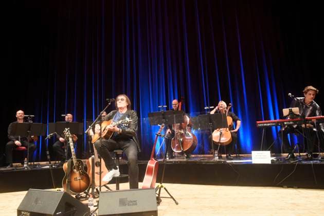 Dieter Birr born on March 18, 1944 in Köslin Pommern at his concert with the Landstreicher in the Berlin Admiralspalast playing their instruments in the background The Landstreicher are Lothar Weiche viola , AndrÃ Witzmann violin , Markus Däunert violin covered by machine , Martin Schaal double bass , Matthias Wagner violoncello and Marcus Gorstein