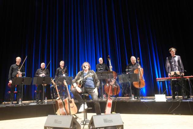 Dieter Birr born on March 18, 1944 in Köslin Pommern at his concert with the Landstreicher in the Berlin Admiralspalast playing their instruments in the background The Landstreicher are Lothar Weiche viola , AndrÃ Witzmann violin , Markus Däunert violin covered by machine , Martin Schaal double bass , Matthias Wagner violoncello and Marcus Gorstein