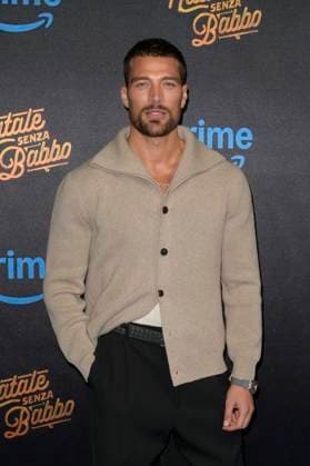 Natale senza Babbo blu carpet in Rome, Italy - 18 Nov 2025 Simone Susinna attends the blu carpet of movie Natale senza Babbo at Cinema Adriano. Rome Italy Copyright: xMarioxCartellix xSOPAxImagesx _DSC5027
