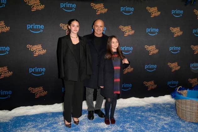 Natale senza Babbo blu carpet in Rome, Italy - 18 Nov 2025 Emma Zingaretti (l), Luca Zingaretti (c) and Bianca Zingaretti (r) attend the blu carpet of movie Natale senza Babbo at Cinema Adriano. Rome Italy Copyright: xMarioxCartellix xSOPAxImagesx _DSC5094