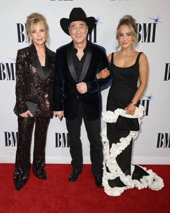 73rd Annual BMI Country Awards Lisa Hartman Black and Clint Black and Lily Pearl Black arriving at the 73rd Annual BMI Country Awards held at the BMI Building on November 18, 2025 in Nashville, TN. Nashville BMI Building Tennessee USA Copyright: xCurtisxHilbunx xAFF-USA.COMx