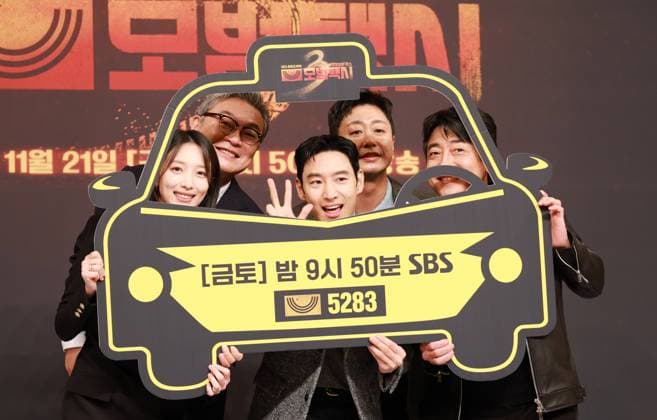 Entertainment Bilder des Tages Drama Taxi Driver 3 Drama Taxi Driver 3 The stars of the new drama Taxi Driver 3 -- Pyo Yeo-jin, Kim Eui-sung, Lee Jae-hoon, Jang Hyuk-jin and Bae Yoo-ram (L to R) -- pose for a photo during a publicity event in Seoul on Nov. 18, 2025. The first episode of the drama will be aired by the SBS TV network on Nov. 21. (Yonhap) 2025-11-19 12:09:26 < 1980-2025 YONHAPNEWS AGENCY. .> ¼­¿ïÆ¯º°½Ã EDITORIAL USE ONLY  Copyright: xx PYH2025111906500034400 YonhapxNewsx yonphotos247155