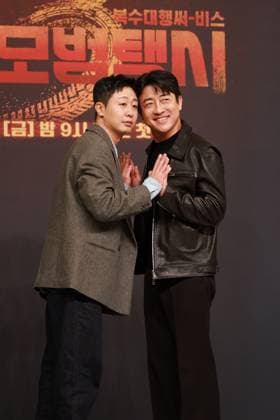 S. Korean actors Bae Yoo-ram and Jang Hyuk-jin S. Korean actors Bae Yoo-ram and Jang Hyuk-jin South Korean actors Bae Yoo-ram (L) and Jang Hyuk-jin, who star in the new drama Taxi Driver 3, pose for a photo during a publicity event in Seoul on Nov. 18, 2025. The first episode of the drama will be aired by the SBS TV network on Nov. 21. (Yonhap) 2025-11-19 12:11:20 < 1980-2025 YONHAPNEWS AGENCY. .> ¼­¿ïÆ¯º°½Ã EDITORIAL USE ONLY  Copyright: xx PYH2025111907010034400 YonhapxNewsx yonphotos247169
