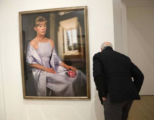 November 18, 2025, New York, New York, USA: A man views Ã¢â‚¬ËœUntitled 471Ã¢â‚¬â ¢ by photographer Cindy Sherman, 2008, estimate $120,000 - $180,000, seen on display at the press preview for Marquee Week Fall 2025 Modern and Comtempory Art held at Phillips Auction House New York. New York USA - ZUMAk03_ 20251118_zaf_k03_097 Copyright: xNancyxKaszermanx