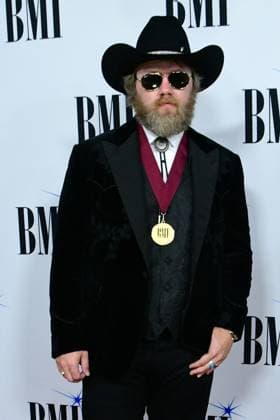 18 November 2025 - Nashville, Tennessee - Ernest. 2025 BMI Country Awards held at BMI Music Row. Nashville USA - ZUMAa123 20251118_zaa_a123_057 Copyright: xDara-MichellexFarrx