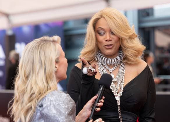 ARIA AWARDS 2025, Angela Bishop speaks to Tyra Banks during the the 2025 ARIA Awards at Hordern Pavilion in Sydney, Wednesday, November 19, 2025. ( NO ARCHIVING SYDNEY NEW SOUTH WALES AUSTRALIA  Copyright: xSITTHIXAYxDITTHAVONGx 20251119115318484596