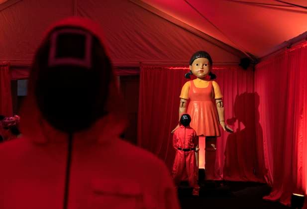 Entertainment Bilder des Tages November 18, 2025, Hollywood, California, USA: A Manager and a Soldier stand in front of the giant doll Young-hee at the Netflix Squid Game: The Challenge Finale on Tuesday, November 18, 2025 at the Egyptian Theatre in Hollywood, California. JAVIER ROJAS PI Hollywood USA - ZUMAp124 20251118_zaa_p124_017 Copyright: xJavierxRojasx