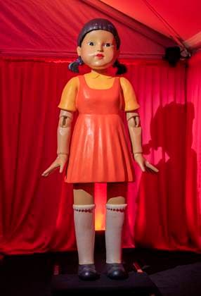 November 18, 2025, Hollywood, California, USA: The giant doll Young-hee at the Netflix Squid Game: The Challenge Finale on Tuesday, November 18, 2025 at the Egyptian Theatre in Hollywood, California. JAVIER ROJAS PI Hollywood USA - ZUMAp124 20251118_zaa_p124_046 Copyright: xJavierxRojasx