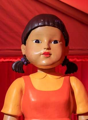 November 18, 2025, Hollywood, California, USA: The giant doll Young-hee at the Netflix Squid Game: The Challenge Finale on Tuesday, November 18, 2025 at the Egyptian Theatre in Hollywood, California. JAVIER ROJAS PI Hollywood USA - ZUMAp124 20251118_zaa_p124_047 Copyright: xJavierxRojasx