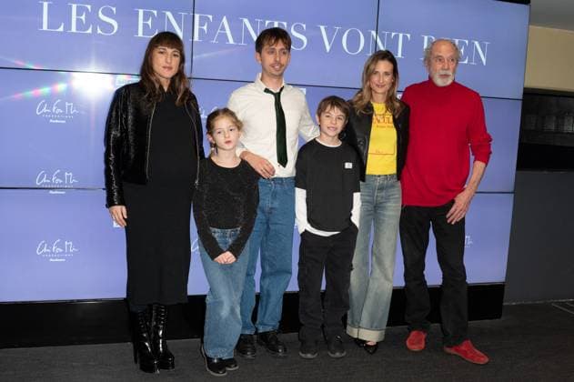 Les Enfants Vont Bien Premiere - Paris Juliette Armanet, Nina Birman, Nathan Ambrosioni, Manoa Varvat, Camille Cottin and Feodor Atkine attending to the premiere of ‘Les enfants vont bien’ held at UGC Les Halles cinema, in Paris, France on November 18, 2025. Photo by Mireille Ampilhac ABACAPRESS.COM Paris France  Copyright: xAmpilhacxMireille ABACAx