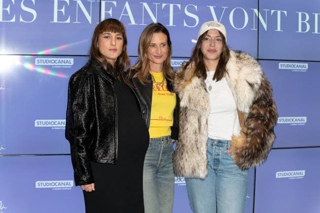 Les Enfants Vont Bien Premiere - Paris Juliette Armanet, Camille Cottin and Monia Chokri attending to the premiere of ‘Les enfants vont bien’ held at UGC Les Halles cinema, in Paris, France on November 18, 2025. Photo by Mireille Ampilhac ABACAPRESS.COM Paris France  Copyright: xAmpilhacxMireille ABACAx