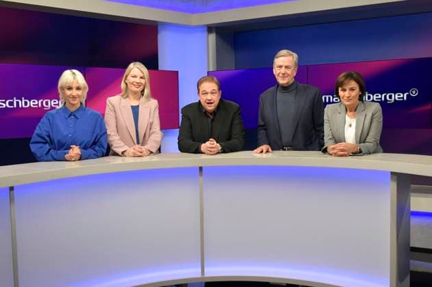 Victoria Reichelt, Annett Meiritz, Oliver Kalkofe, Claus Kleber and Sandra Maischberger on the ARD talk show maischberger in Studio Berlin Adlershof Berlin, 18 11 2025 Foto:xM.xBehrensx xFuturexImagex maischberger1811_5101
