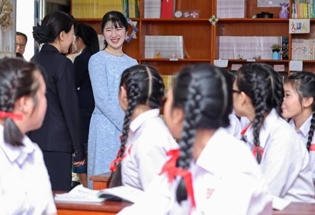 Japan Princess Aiko in Laos Japanese Princess Aiko (back, R) chats with students during Japanese language class at a school in Vientiane on Nov. 19, 2025. The princess is making an official trip to Laos. (Pool photo)  A14AA0005045658P